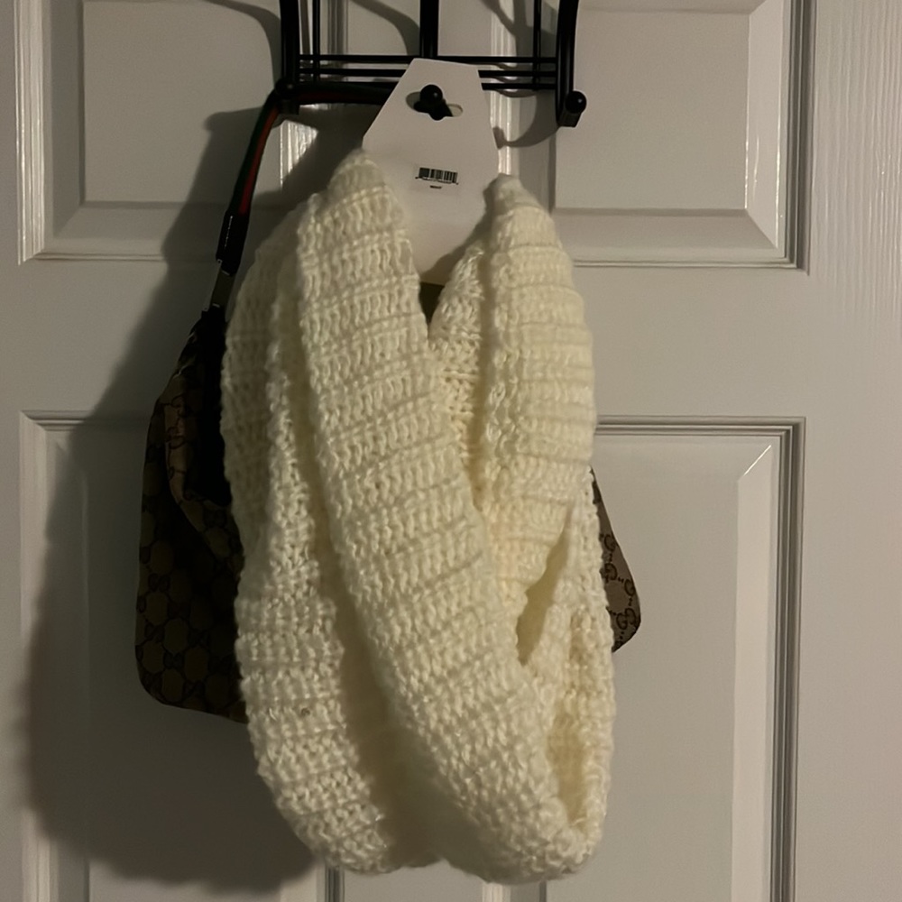 Infinity loop scarf - Picture 2 of 4